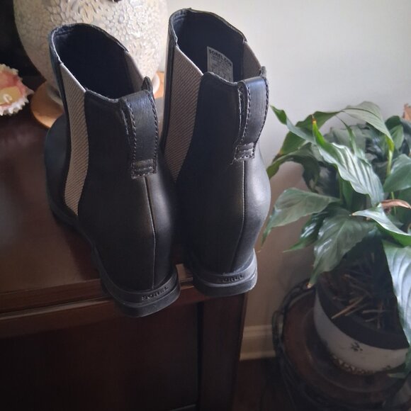 Sorel Women's Joan of Arctic Wedge III Chelsea Boots in black leather - Picture 8 of 11